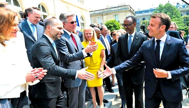 Emmanuel Macron salue les patrons réunis lors de la première édition de Tech For Good © Photo Jacques Witt /ABACAPRESS