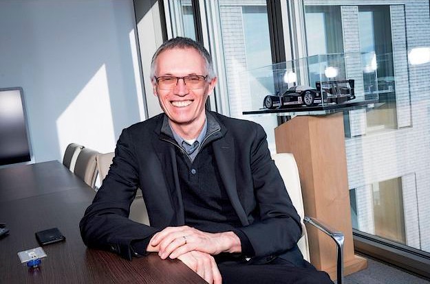 Carlos Tavares, le patron de PSA, lundi 18 février, dans son bureau au siège du constructeur, à Rueil-Malmaison (92). © Philippe Petit / Paris Match