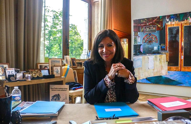 Anne Hidalgo a décidé d’enlever du minéral dans la capitale. © LP/Quentin de Groeve Anne Hidalgo dans son bureau