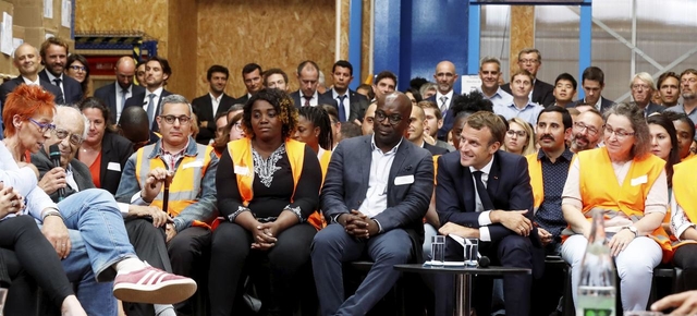Mardi dernier, Emmanuel Macron lors de la visite du chantier d’insertion Ateliers Sans Frontières, à Bonneuil-sur-Marne (94). - Crédits photo : SEBASTIEN SORIANO/Le Figaro