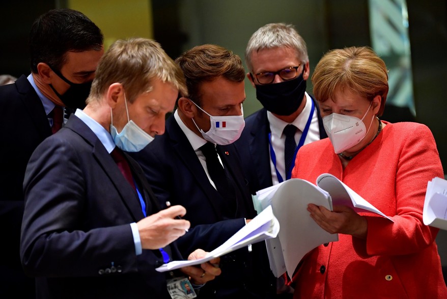 Le Premier ministre espagnol Pedro Sanchez le président français Emmanuel Macron et la chancelière allemande Angela Merkel lors d'un sommet de l'UE à Bruxelles, le 20 juillet 2020. Crédit : JOHN THYS / POOL / AFP