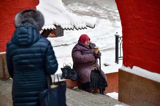 Une femme âgée mendie dans une rue du centre de Moscou, le 29 janvier 2018. MLADEN ANTONOV / AFP