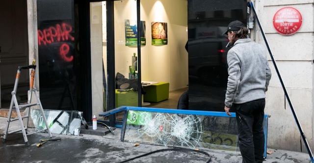 Dégâts sur la vitrine d'un commerce du quartier de l’Elysée, causés par la manifestation des Gilets jaunes le 7 décembre 2018. © Sipa Press dégats gilets jaunes