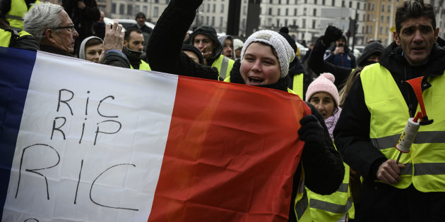 Le Ric, référendum d'initiative citoyenne, est toujours une revendication majeure des gilets jaunes, comme le montre cette photo prise le 15 décembre à Lyon. © Huftington Post