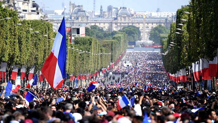 Pour Jérôme Fourquet, même si les Français sont descendus en nombre dans les rues du pays après la victoire des Bleus, notre société "sait au fond d'elle-même qu'elle est très divisée". afp.com/Eric FEFERBERG les bleus sur les champs elysées