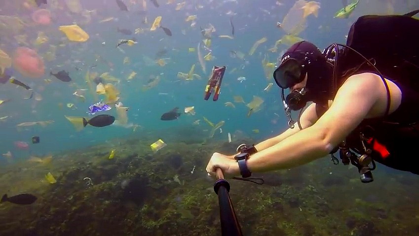 Le plongeur Richard Horner nageant au milieu des déchets plastiques qui flottent à la saison des pluies sur le site de Nusa Penida à Bali (Indonésie). La vidéo montrant cette plongée peu ragoûtante, publiée la semaine dernière, a fait le tour de la planète. - SWNS/ABC/Andia.fr